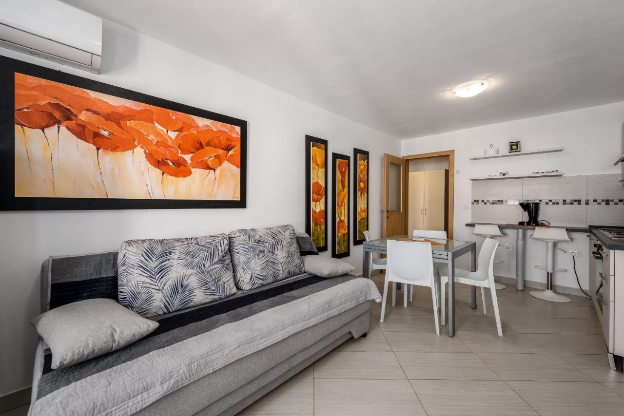 Apartments Dante Umag Bagian luar foto