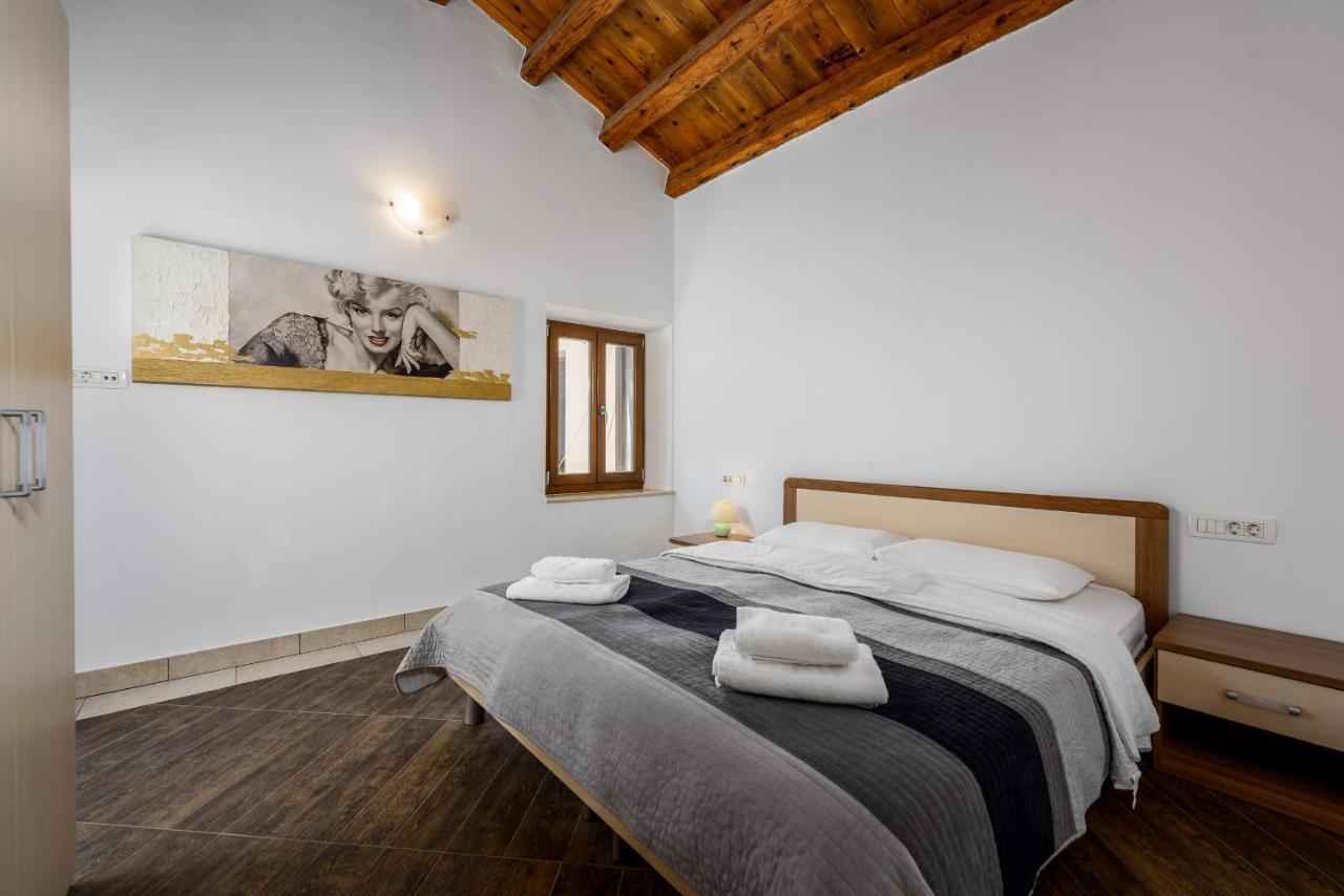 Apartments Dante Umag Bagian luar foto