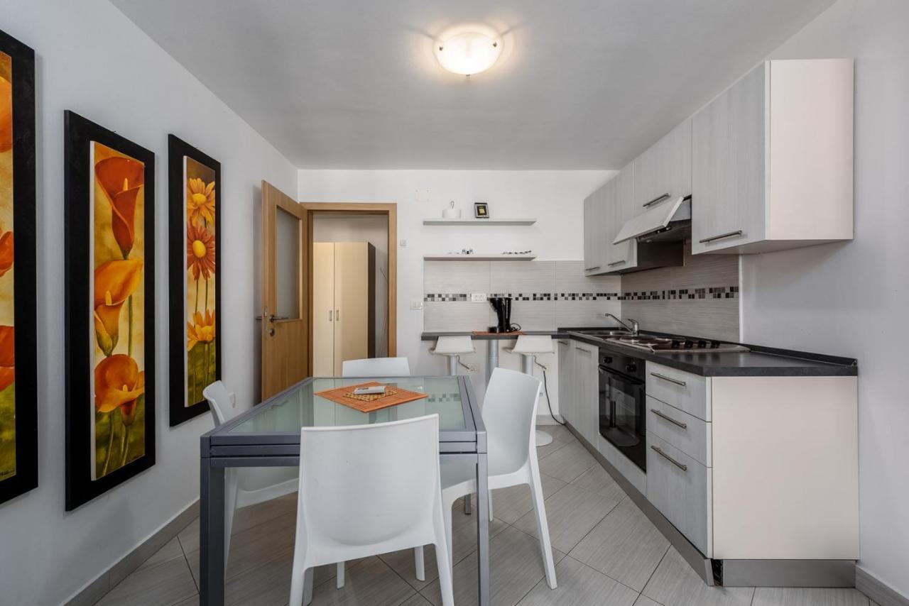 Apartments Dante Umag Bagian luar foto